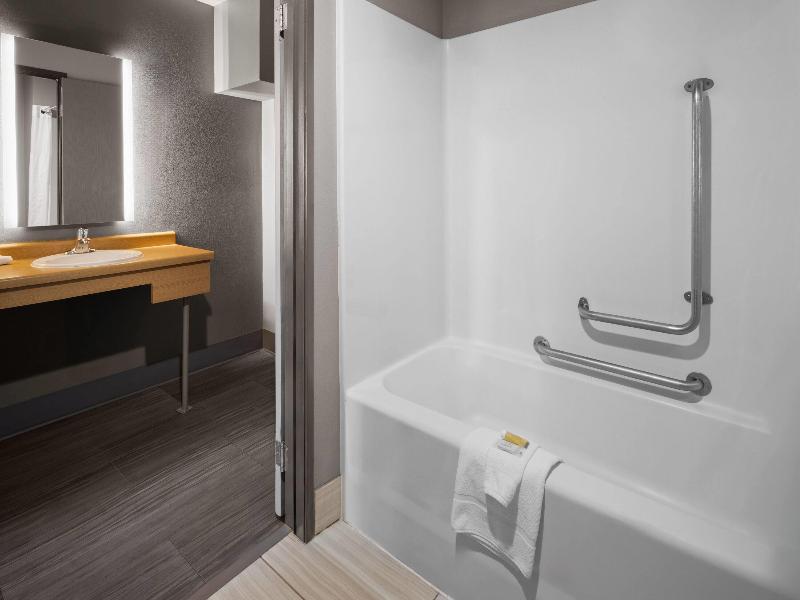 La Quinta Inn Milwaukee Airport/Oak Creek image