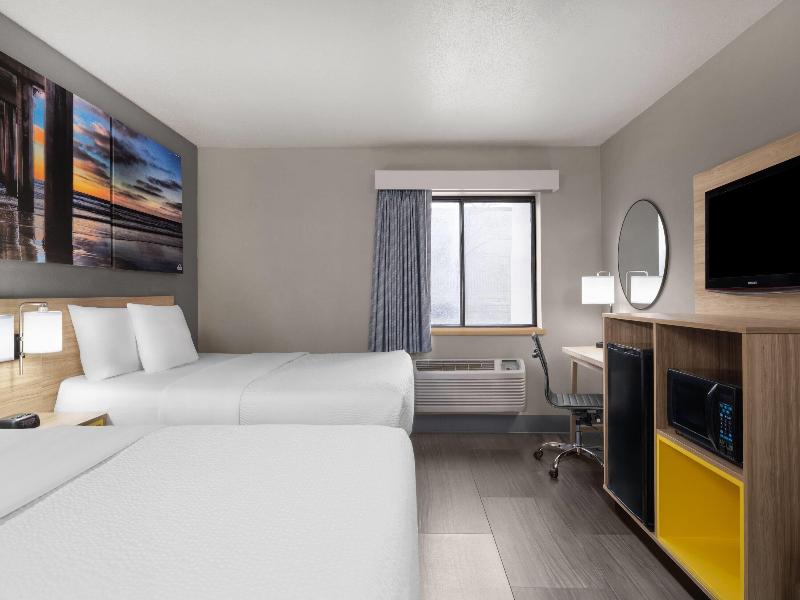La Quinta Inn Milwaukee Airport/Oak Creek image