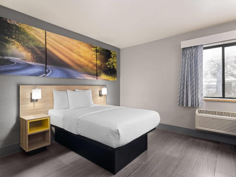 La Quinta Inn Milwaukee Airport/Oak Creek image