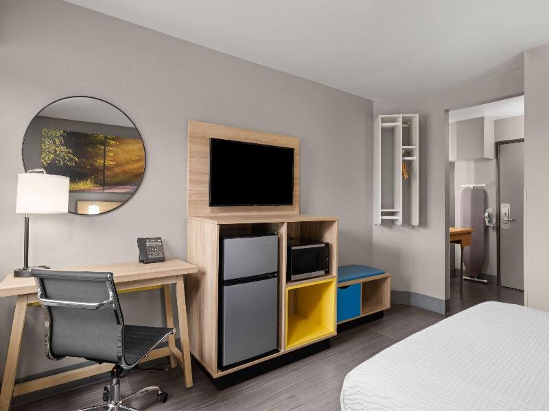 La Quinta Inn Milwaukee Airport/Oak Creek image