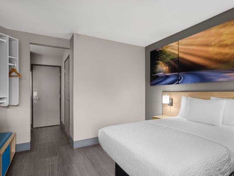 La Quinta Inn Milwaukee Airport/Oak Creek image