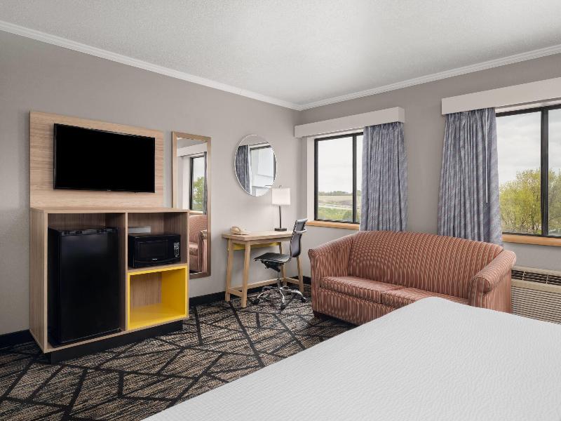 La Quinta Inn Milwaukee Airport/Oak Creek image