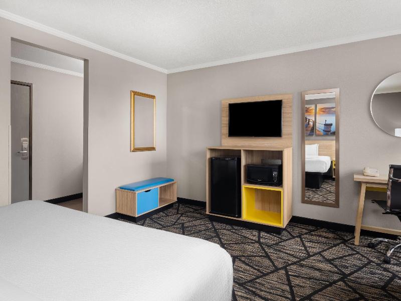 La Quinta Inn Milwaukee Airport/Oak Creek image
