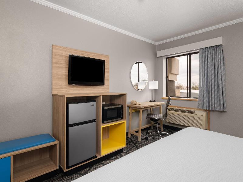 La Quinta Inn Milwaukee Airport/Oak Creek image