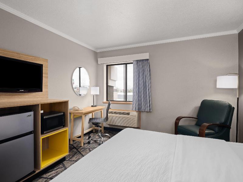 La Quinta Inn Milwaukee Airport/Oak Creek image