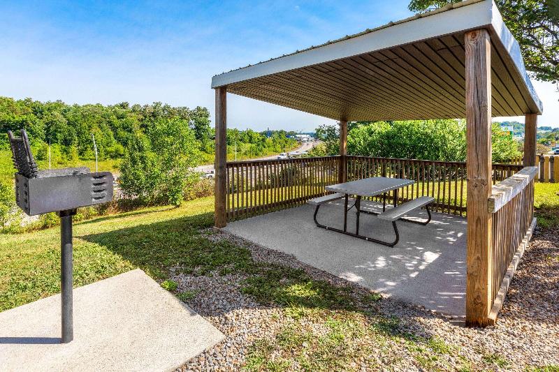 Super 8 by Wyndham Fairmont image
