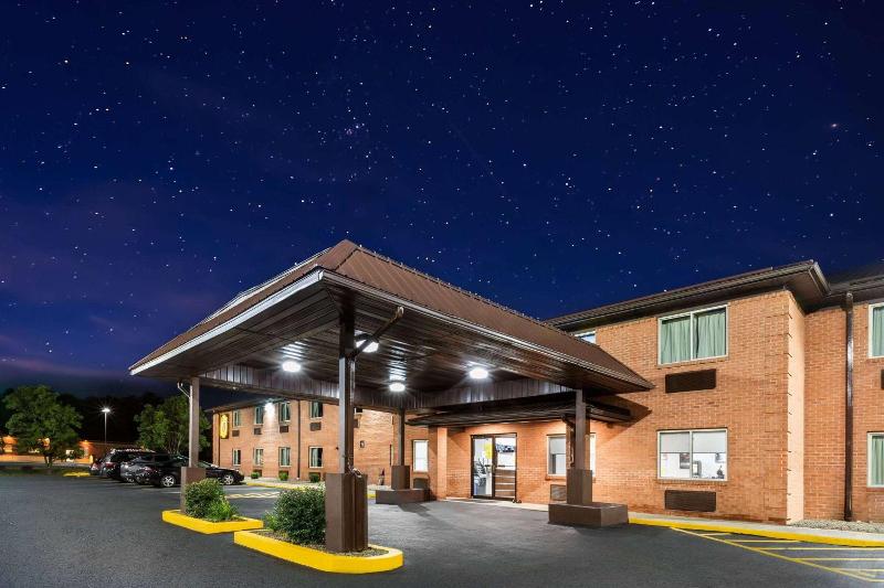 Super 8 by Wyndham Fairmont image