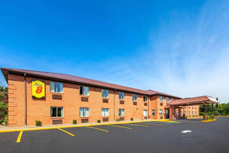 Super 8 by Wyndham Fairmont image