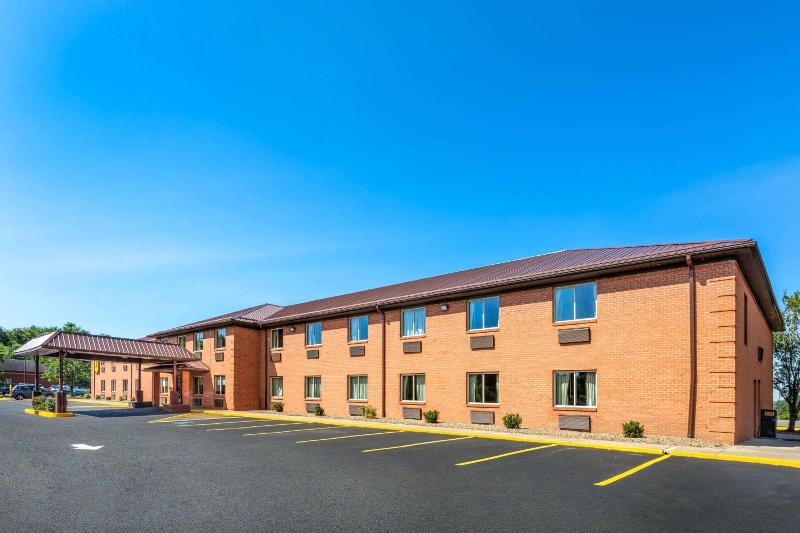 Super 8 by Wyndham Fairmont image