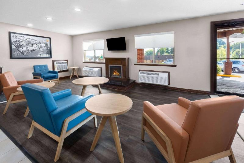 Super 8 by Wyndham Fairmont image