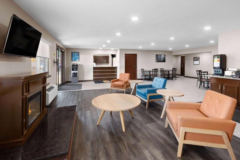 Super 8 by Wyndham Fairmont image