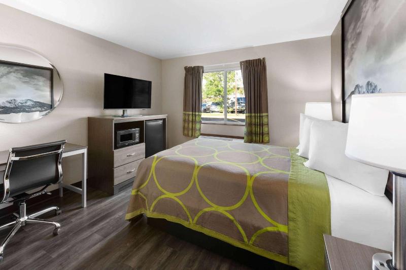 Super 8 by Wyndham Fairmont image