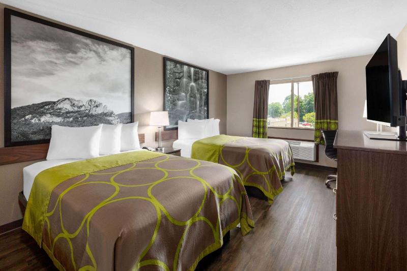 Super 8 by Wyndham Fairmont image