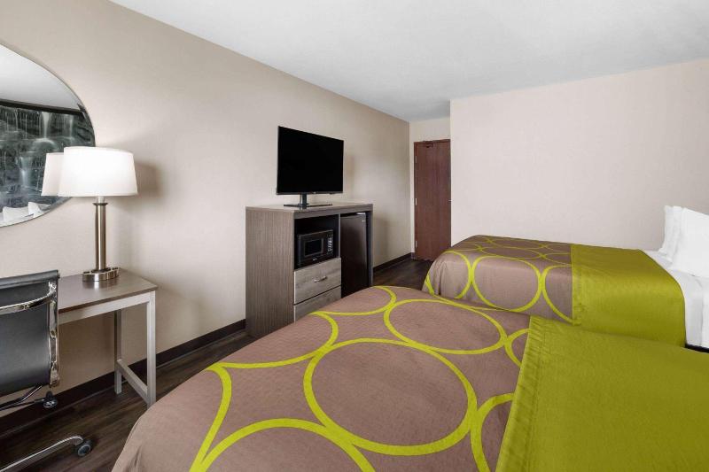 Super 8 by Wyndham Fairmont image