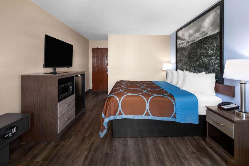Super 8 by Wyndham Fairmont image