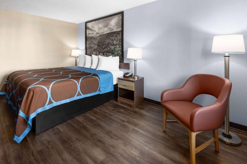 Super 8 by Wyndham Fairmont image
