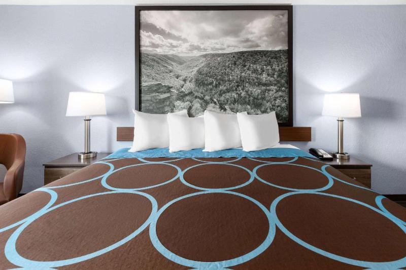 Super 8 by Wyndham Fairmont image