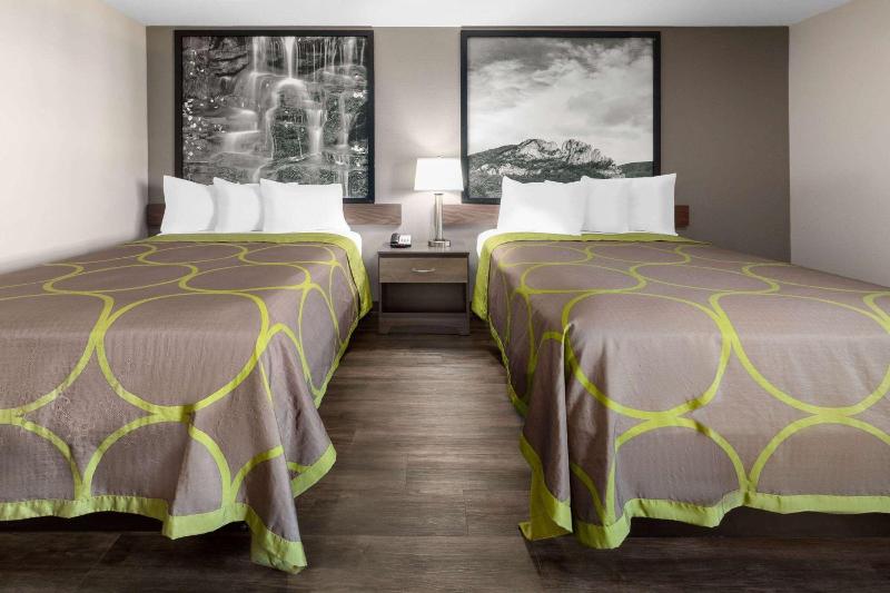 Super 8 by Wyndham Fairmont image
