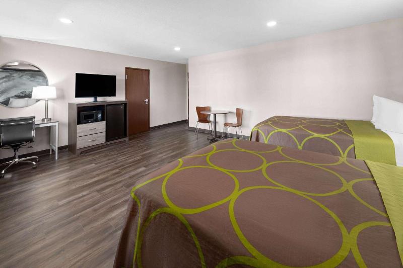 Super 8 by Wyndham Fairmont image