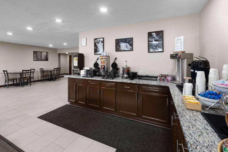 Super 8 by Wyndham Fairmont image