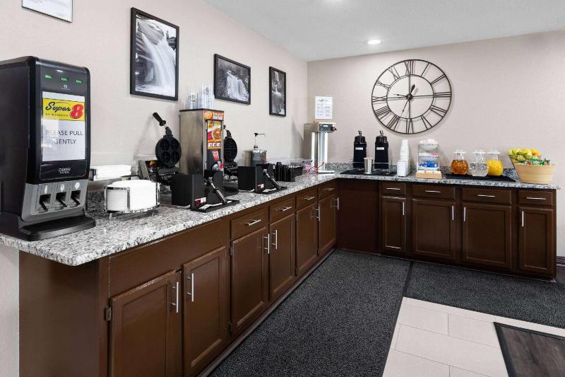 Super 8 by Wyndham Fairmont image