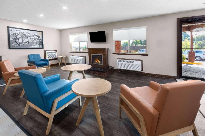 Super 8 by Wyndham Fairmont image