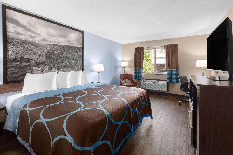 Super 8 by Wyndham Fairmont image