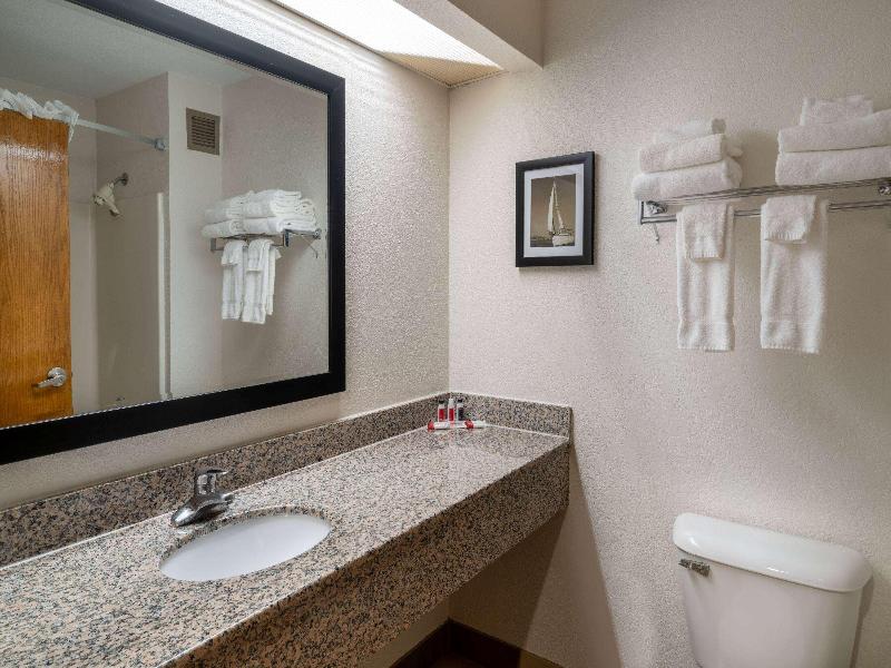 Super 8 by Wyndham Fairmont image