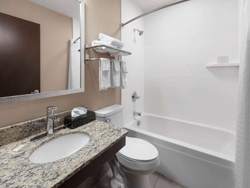 Super 8 by Wyndham Fairmont image