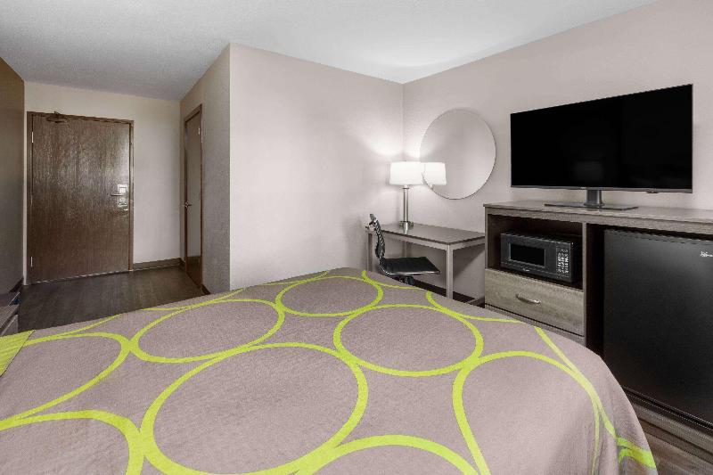 Super 8 by Wyndham Fairmont image
