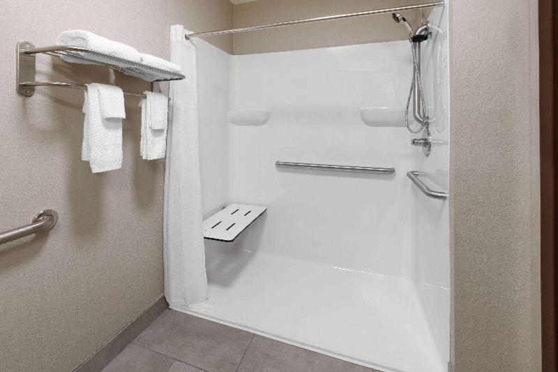 Super 8 by Wyndham Fairmont image