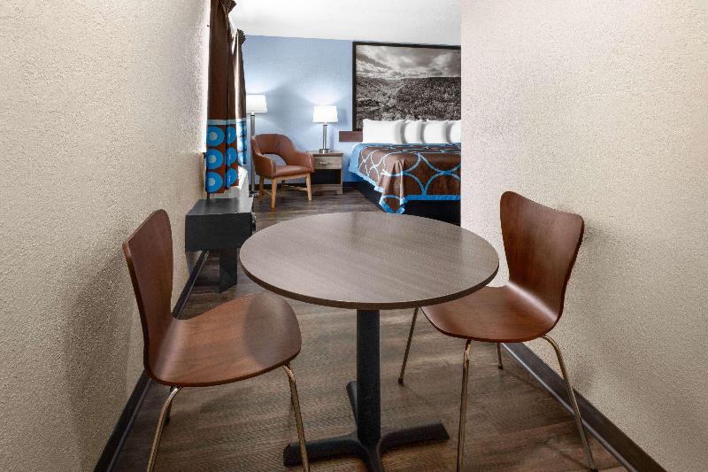 Super 8 by Wyndham Fairmont image