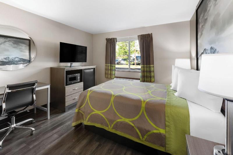 Super 8 by Wyndham Fairmont image