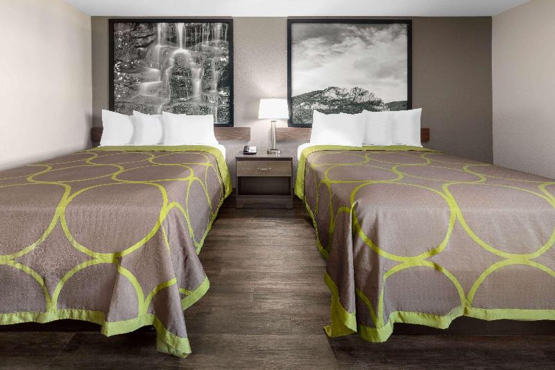 Super 8 by Wyndham Fairmont image