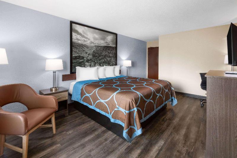 Super 8 by Wyndham Fairmont image