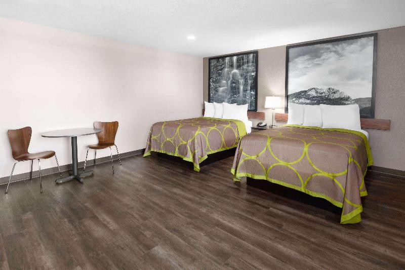 Super 8 by Wyndham Fairmont image