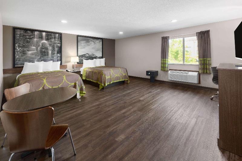 Super 8 by Wyndham Fairmont image