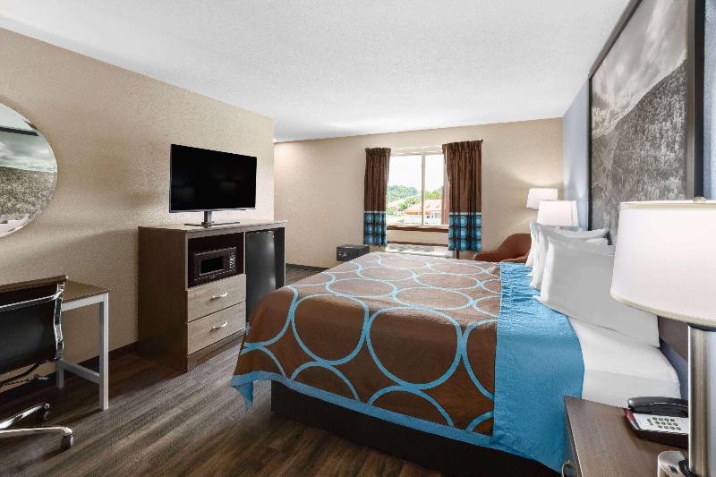 Super 8 by Wyndham Fairmont image