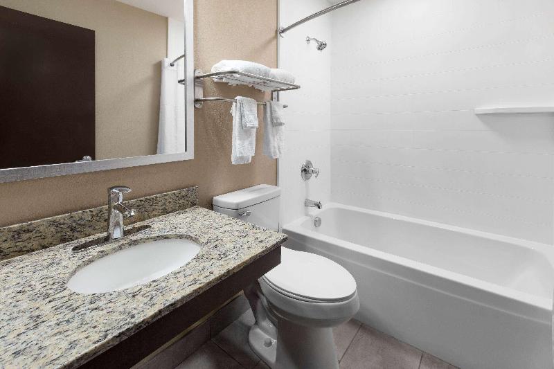 Super 8 by Wyndham Fairmont image