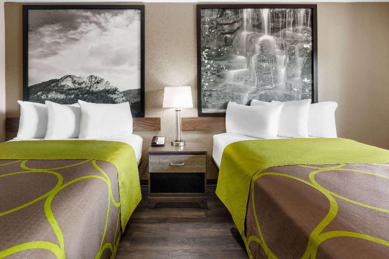 Super 8 by Wyndham Fairmont image