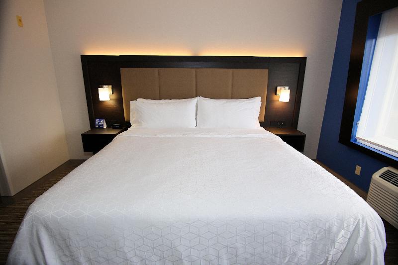 Holiday Inn Express Hotel & Suites Ashland image