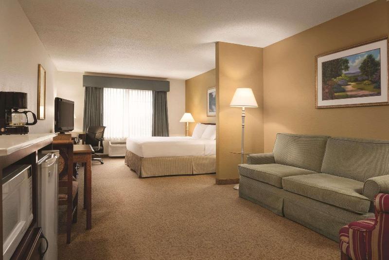 Country InnSuites Mankato And Conference Center Mn image