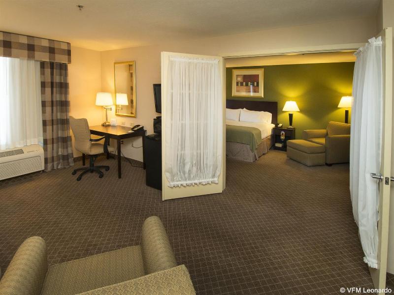 Holiday Inn Kansas City Airport photo 17