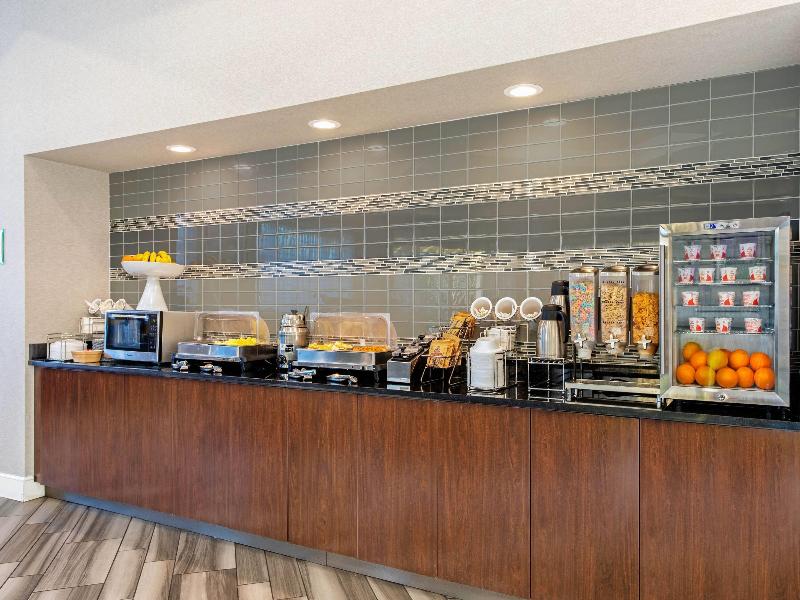 La Quinta Inn & Suites Orlando Airport North image