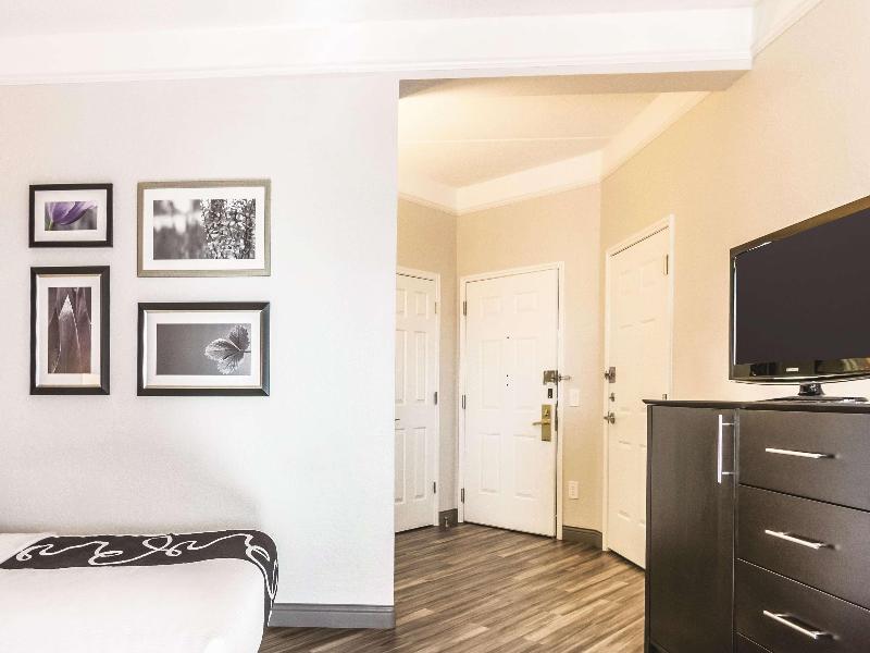 La Quinta Inn & Suites Orlando Airport North image