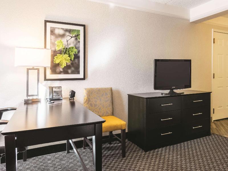 La Quinta Inn & Suites Orlando Airport North image