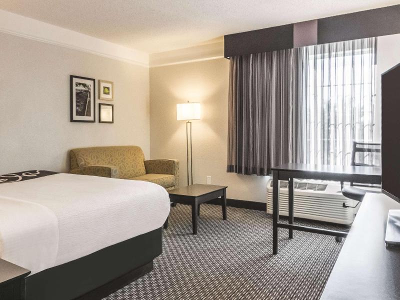 La Quinta Inn & Suites Orlando Airport North image