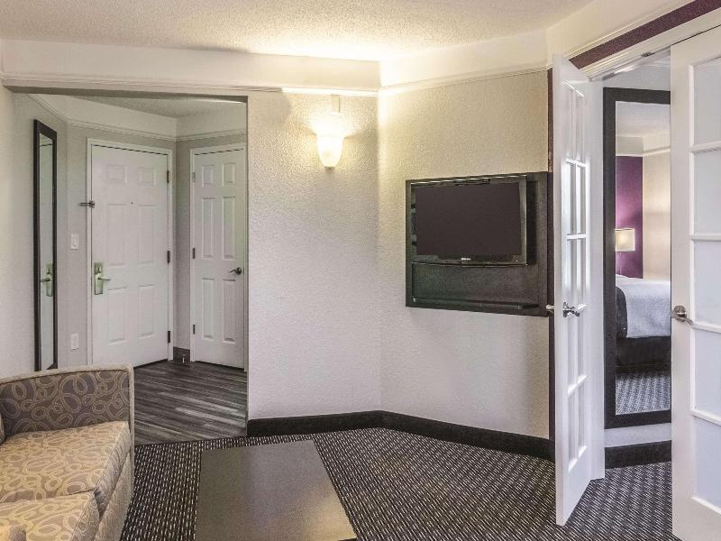 La Quinta Inn & Suites Orlando Airport North image