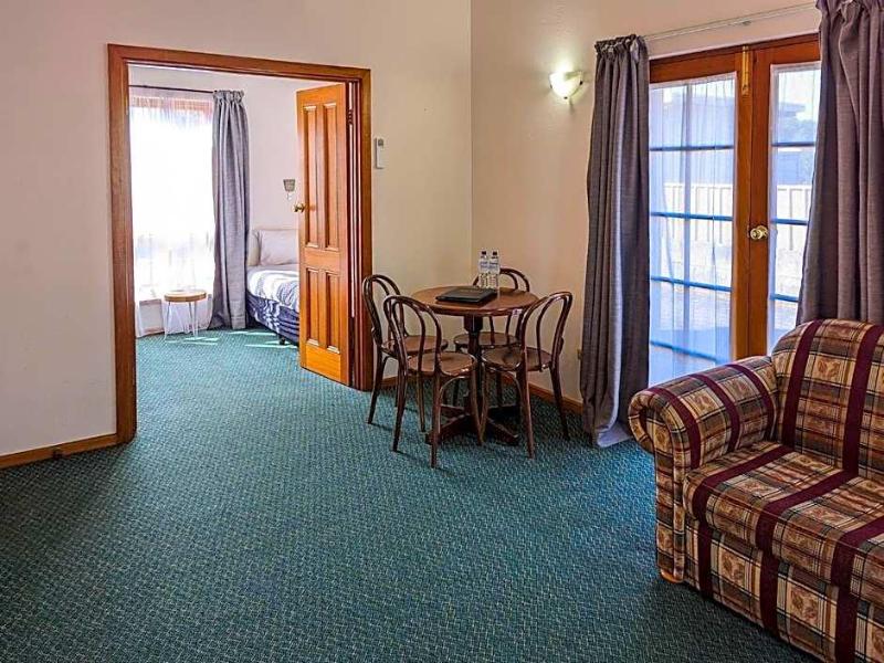 Arkana Motor Inn & Terrace Apartments image