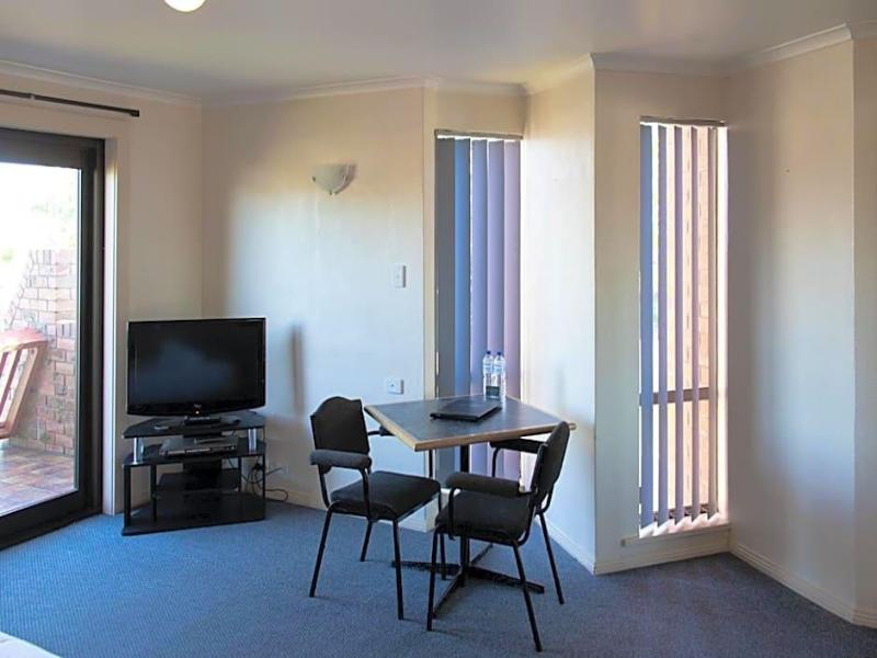 Arkana Motor Inn & Terrace Apartments image